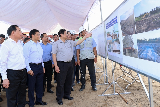 Thủ tướng chấn chỉnh khâu GPMB, đôn đốc dự án cầu Rạch Miễu 2 và khảo sát tuyến đường ven biển Bến Tre - Ảnh 1.