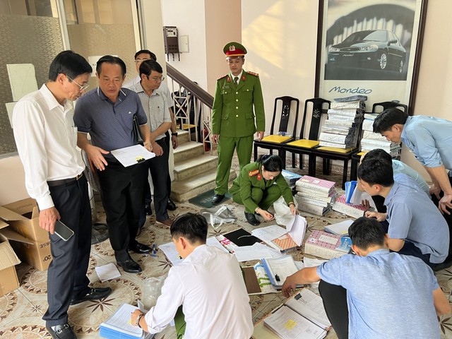 Khởi tố vụ án, bắt tạm giam ba đối tượng tại Trung tâm đăng kiểm Thừa Thiên Huế - Ảnh 2.