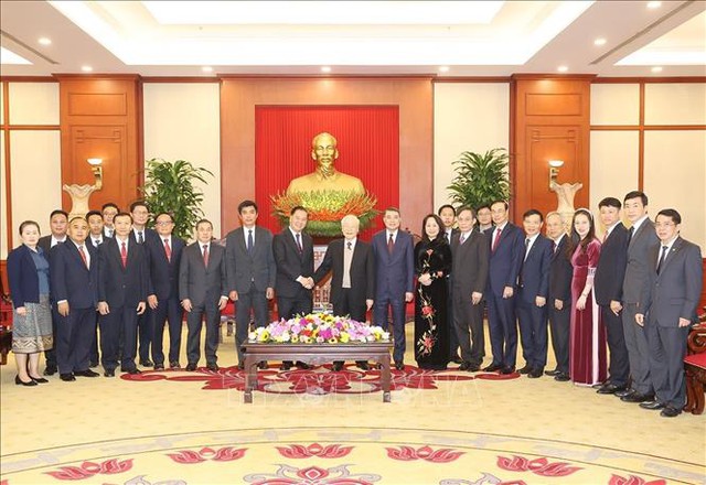 Tổng Bí thư Nguyễn Phú Trọng và đồng chí Thongsalith Mangnomek cùng các đại biểu chụp ảnh chung - Ảnh: TTXVN