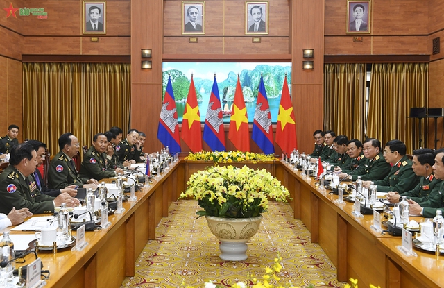 Đại tướng Phan Văn Giang hội đàm với Bộ trưởng Quốc phòng Campuchia - Ảnh 2.