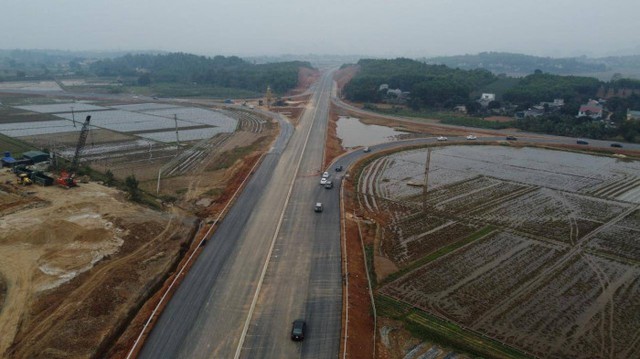 Điều chuyển công việc một nhà thầu yếu thi công cao tốc Mai Sơn-QL45 - Ảnh 1.