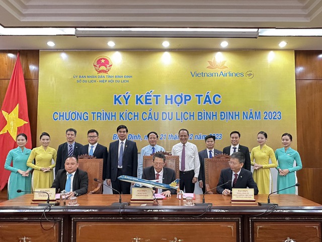 Bình Định và Vietnam Airlines hợp tác kích cầu du lịch năm 2023 - Ảnh 1.