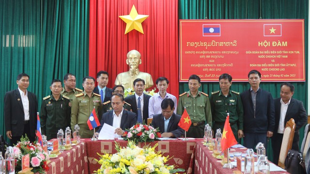 Kon Tum và Attapeu (Lào) ký kết hợp tác công tác biên giới - Ảnh 1. Kon Tum và Attapeu (Lào) ký kết hợp tác công tác biên giới - Ảnh 1.