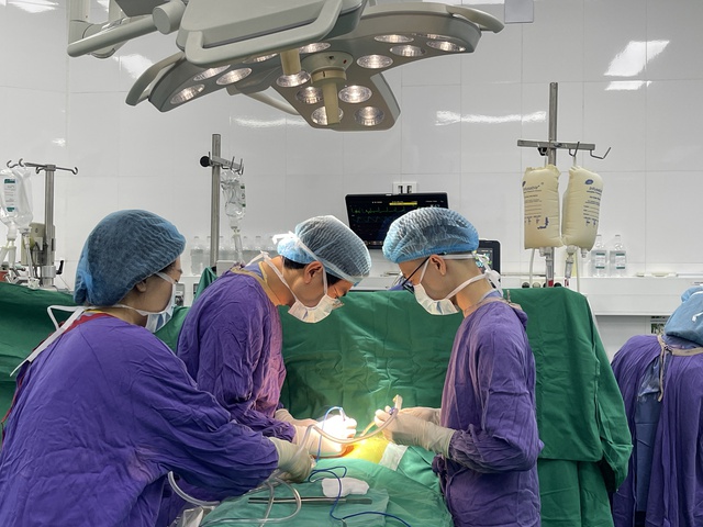 Ca ghép đa tạng tim – thận thành công đầu tiên ở Việt Nam trên một bệnh nhân - Ảnh 1.