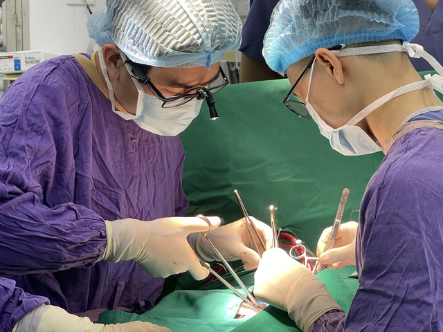 Ca ghép đa tạng tim – thận thành công đầu tiên ở Việt Nam trên một bệnh nhân - Ảnh 2.