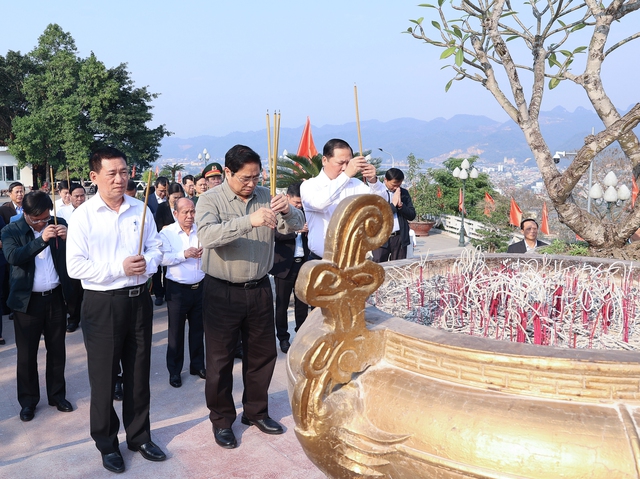 Thủ tướng dâng hương tượng đài Bác Hồ và kiểm tra công trình mở rộng thủy điện Hòa Bình - Ảnh 2.