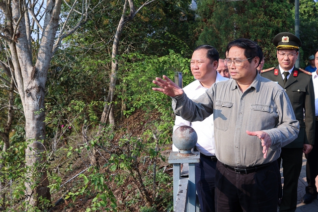 Thủ tướng dâng hương tượng đài Bác Hồ và kiểm tra công trình mở rộng thủy điện Hòa Bình - Ảnh 3.