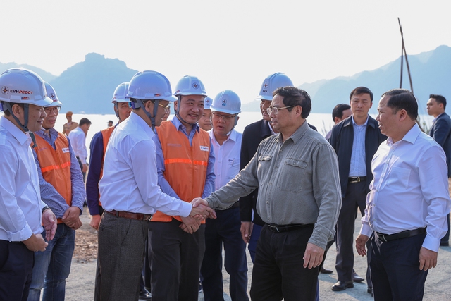 Thủ tướng dâng hương tượng đài Bác Hồ và kiểm tra công trình mở rộng thủy điện Hòa Bình - Ảnh 4.