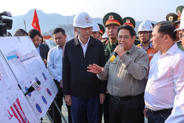 Thủ tướng dâng hương tượng đài Bác Hồ và kiểm tra công trình mở rộng thủy điện Hòa Bình - Ảnh 6.