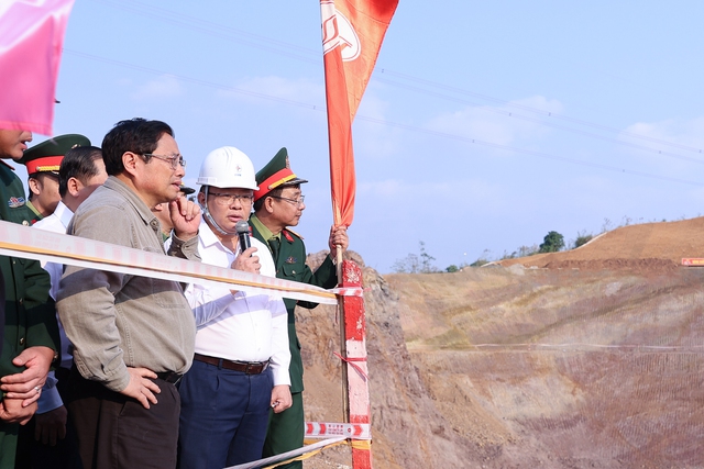 Thủ tướng dâng hương tượng đài Bác Hồ và kiểm tra công trình mở rộng thủy điện Hòa Bình - Ảnh 7.