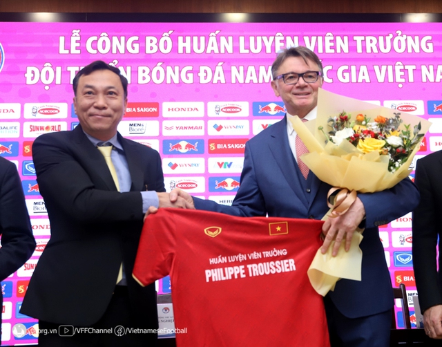 HLV Philippe Troussier chính thức nhận nhiệm vụ với bóng đá Việt Nam - Ảnh 1.