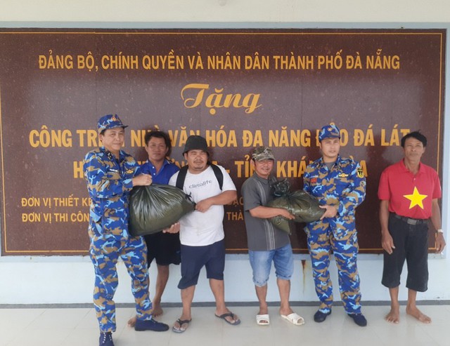 Vùng 4 Hải quân hỗ trợ lương thực, thực phẩm và nước ngọt cho ngư dân - Ảnh 1. Vùng 4 Hải quân hỗ trợ lương thực, thực phẩm và nước ngọt cho ngư dân - Ảnh 1.