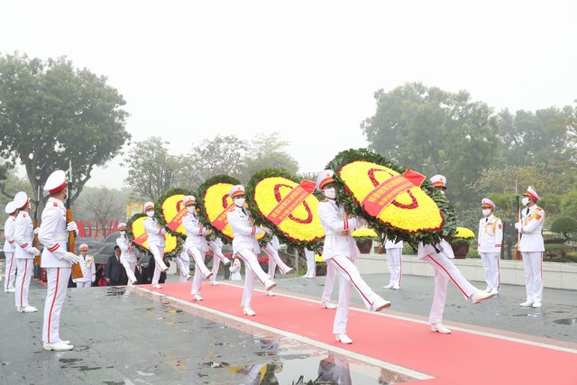 Lãnh đạo Đảng, Nhà nước vào Lăng viếng Chủ tịch Hồ Chí Minh, tưởng niệm các Anh hùng liệt sĩ - Ảnh 2.