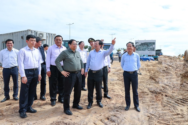 Thủ tướng khảo sát một số dự án hạ tầng, công nghiệp lớn và mô hình nhà thu nhập thấp tại Bình Định - Ảnh 8.