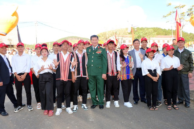 Anh hùng LLVT Phạm Tuân cùng các em học sinh bay trên đại ngàn Kon Tum - Ảnh 2.