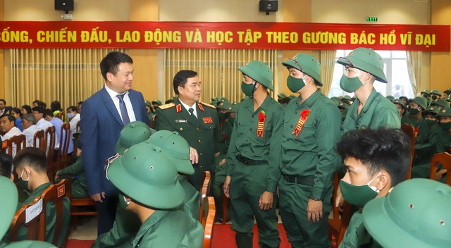 Thanh niên Quân khu 5 bịn rịn chia tay người thân lên đường nhập ngũ - Ảnh 4. Thanh niên Quân khu 5 bịn rịn chia tay người thân lên đường nhập ngũ - Ảnh 4.