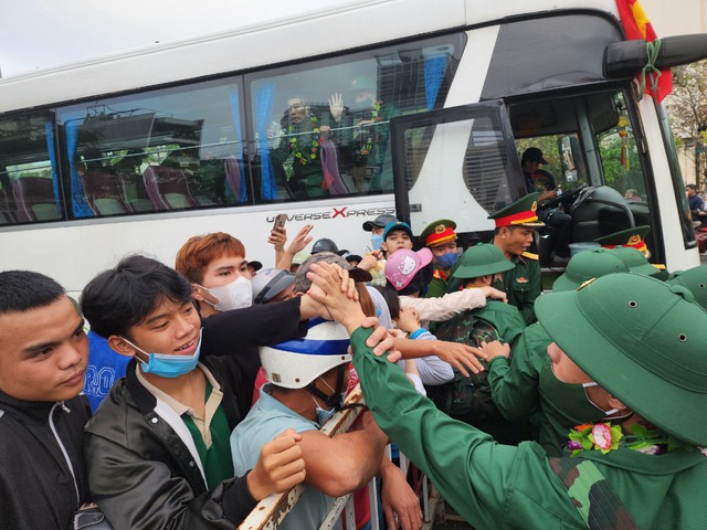 Miền Trung: Hàng ngàn thanh niên nô nức lên đường nhập ngũ - Ảnh 5. Miền Trung: Hàng ngàn thanh niên nô nức lên đường nhập ngũ - Ảnh 5.