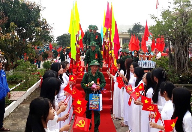Miền Trung: Hàng ngàn thanh niên nô nức lên đường nhập ngũ - Ảnh 3. Miền Trung: Hàng ngàn thanh niên nô nức lên đường nhập ngũ - Ảnh 3.