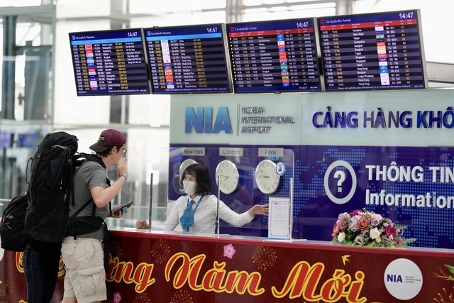 Bay quốc tế phục hồi, sân bay khuyến cáo hành khách cần đến trước 3 giờ - Ảnh 1.