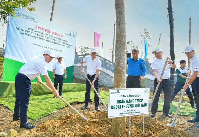 Phát động chương trình trồng 60 nghìn cây xanh “Vietcombank – Vì một Việt Nam xanh” - Ảnh 1.