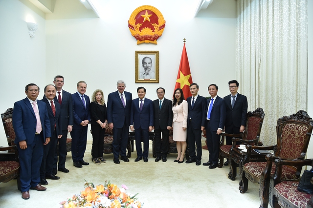 Phó Thủ tướng Lê Minh Khái cùng Mục sư Franklin Graham và các thành viên Đoàn Mục sư chụp ảnh lưu niệm. Ảnh VGP/Quang Thương
