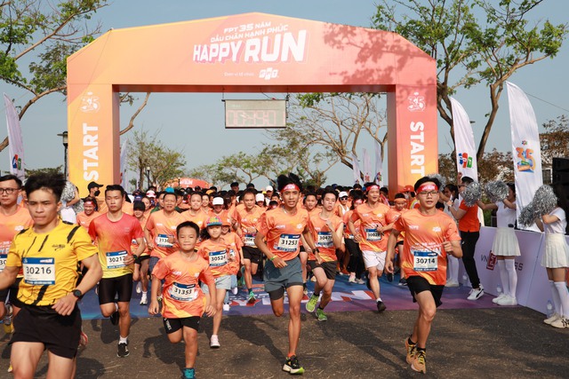 3.500 người tham gia chạy “Happy Run” gây quỹ cho trẻ em nghèo - Ảnh 1. 3.500 người tham gia chạy “Happy Run” gây quỹ cho trẻ em nghèo - Ảnh 1.