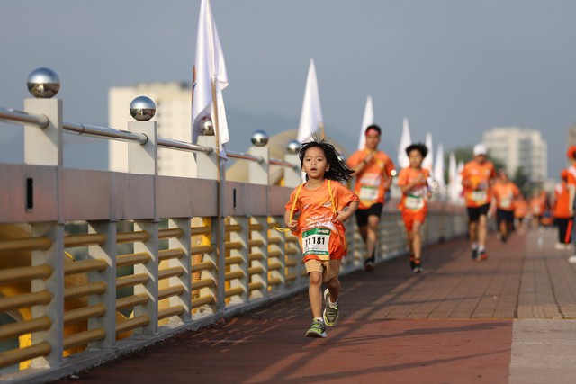 3.500 người tham gia chạy “Happy Run” gây quỹ cho trẻ em nghèo - Ảnh 3.