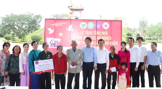 Nguyên Chủ tịch nước Trương Tấn Sang trao tặng nhà tình nghĩa tại Quảng Trị - Ảnh 1.