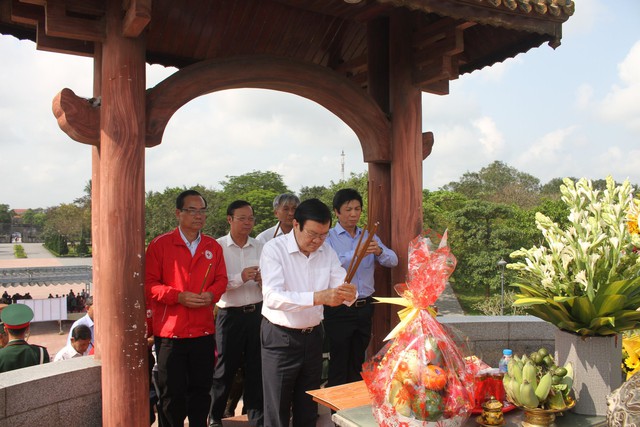 Nguyên Chủ tịch nước Trương Tấn Sang trao tặng nhà tình nghĩa tại Quảng Trị - Ảnh 2.