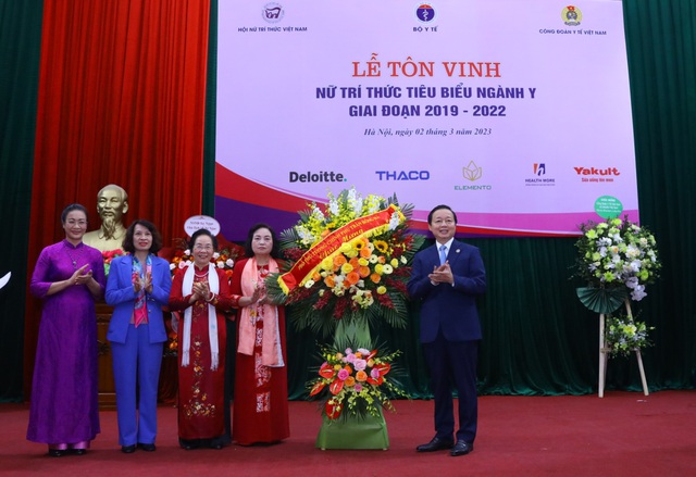 Chúc mừng các nữ trí thức ngành y, Phó Thủ tướng mong muốn các chị tiếp tục là hạt nhân, là tấm gương sáng, lan tỏa phẩm chất tốt đẹp của người phụ nữ Việt Nam - Ảnh: VGP/Minh Khôi.