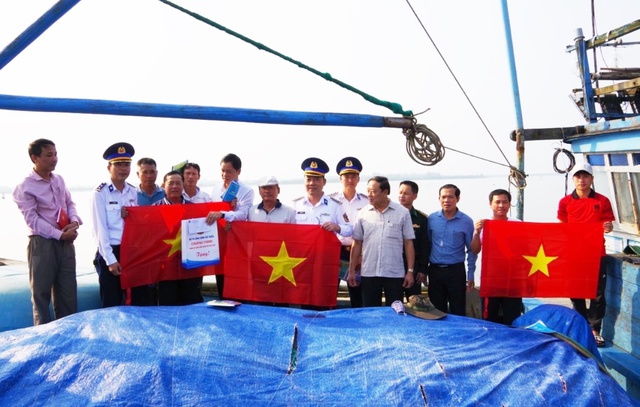 Tuyên truyền chống khai thác IUU cho ngư dân Quảng Trị - Ảnh 1.