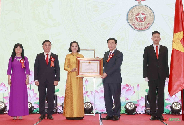 Chủ tịch Quốc hội trao Huân chương Lao động hạng Nhì tặng Ban Công tác đại biểu - Ảnh 1.