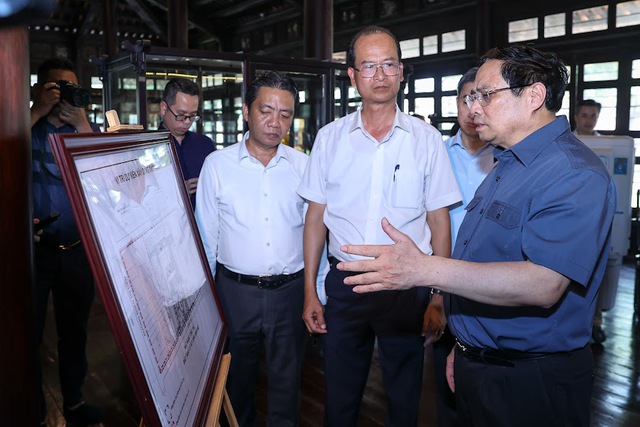 Thủ tướng kiểm tra tiến độ cầu vượt cửa biển Thuận An; thăm Bảo tàng Cổ vật cung đình Huế - Ảnh 9.
