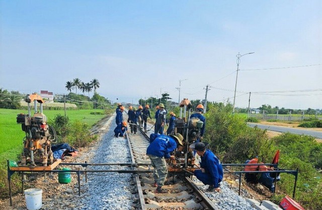 Thi công đồng loạt 3 dự án cải tạo, nâng cấp tuyến đường sắt quốc gia - Ảnh 1.