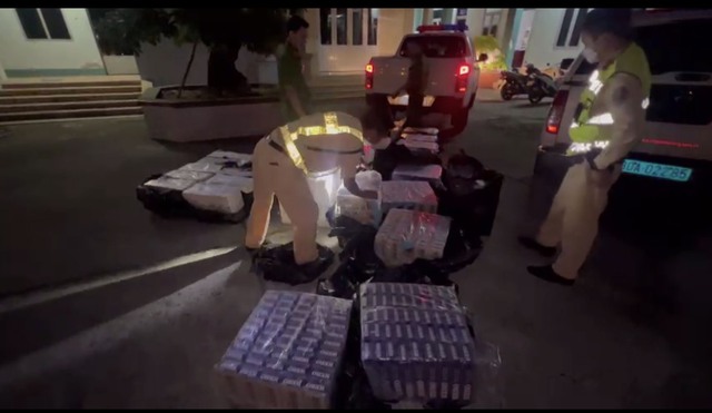 CSGT bắt giữu hơn 10.000 bao thuốc lá lậu trên cao tốc Tp.Hồ Chí Minh- Trung Lương- Mỹ Thuận - Ảnh 1.