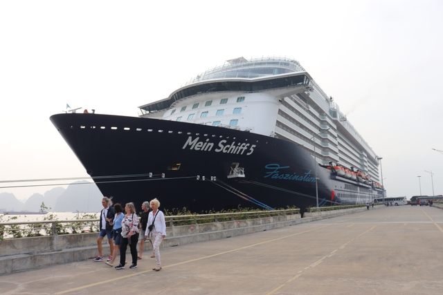 Quảng Ninh: Tàu biển cao cấp đưa gần 2.000 khách châu Âu đến Hạ Long - Ảnh 1.