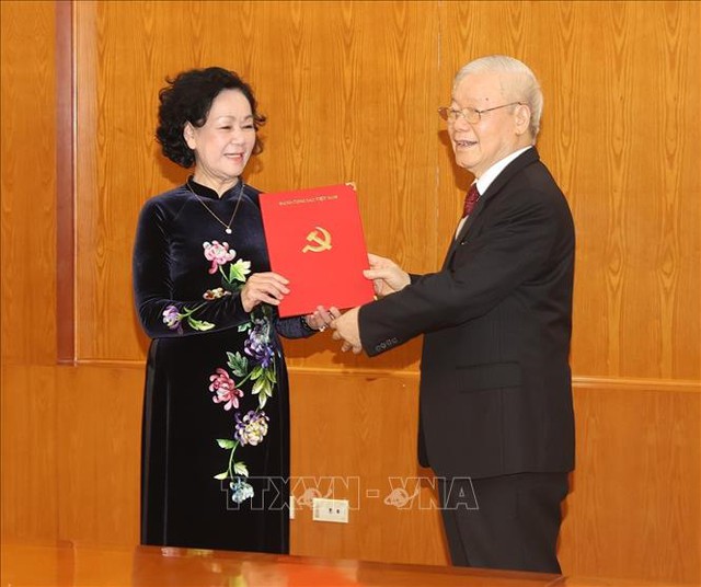 Tổng Bí thư Nguyễn Phú Trọng trao Quyết định phân công đồng chí Trương Thị Mai giữ chức Thường trực Ban Bí thư - Ảnh 1.