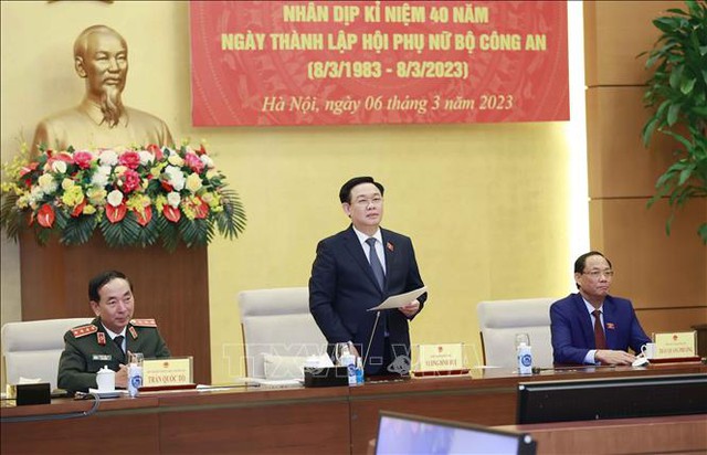 Chủ tịch Quốc hội Vương Đình Huệ gặp mặt đại biểu phụ nữ Công an nhân dân - Ảnh 1.