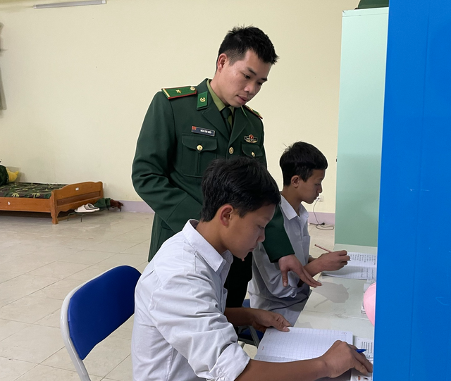 Chuyện 'con nuôi' của những người lính quân hàm xanh - Ảnh 1. Chuyện 'con nuôi' của những người lính quân hàm xanh - Ảnh 1.
