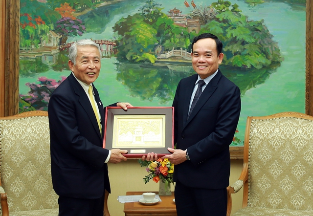 Phó Thủ tướng Trần Lưu Quang tặng quà lưu niệm cho Chủ tịch danh dự Liên đoàn Kinh tế Kyushu Aso Yutaka - Ảnh: Hải Minh.