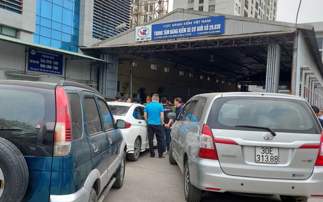 Huy động đăng kiểm viên ở địa phương khác tăng cường cho Hà Nội, Thành phố Hồ Chí Minh - Ảnh 1.