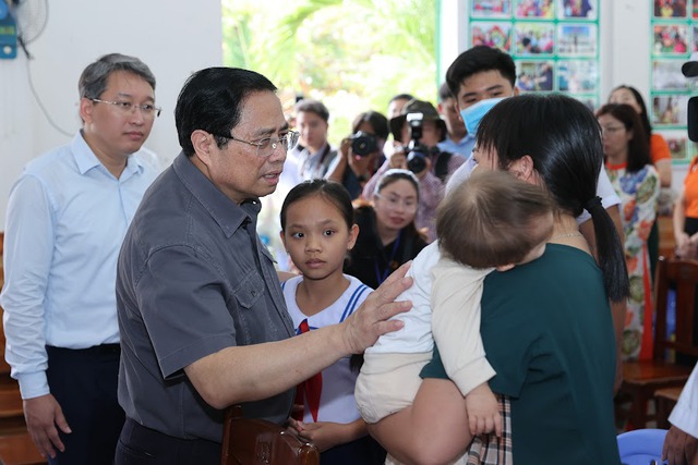 Thủ tướng thăm Làng trẻ em SOS Nha Trang và các em mồ côi do đại dịch COVID-19 - Ảnh 7.
