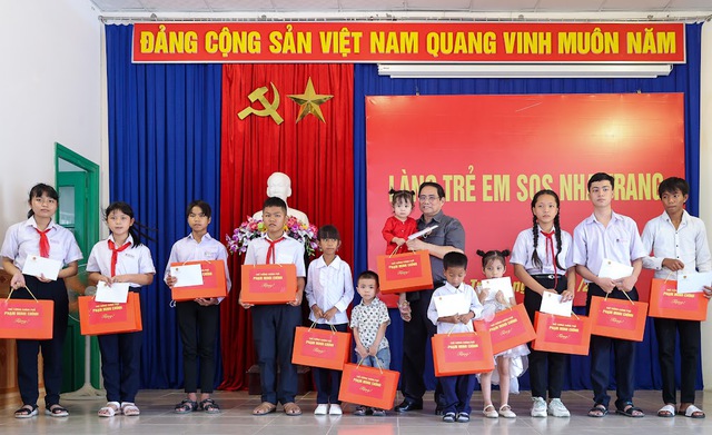 Thủ tướng thăm Làng trẻ em SOS Nha Trang và các em mồ côi do đại dịch COVID-19 - Ảnh 8.