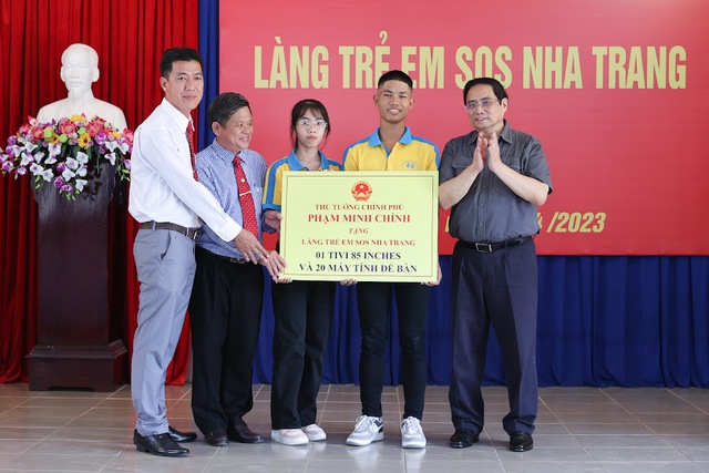 Thủ tướng thăm Làng trẻ em SOS Nha Trang và các em mồ côi do đại dịch COVID-19 - Ảnh 11.