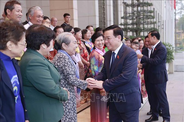 Chủ tịch Quốc hội Vương Đình Huệ gặp mặt Đoàn đại biểu Cựu tù chính trị TPHCM - Ảnh 1.