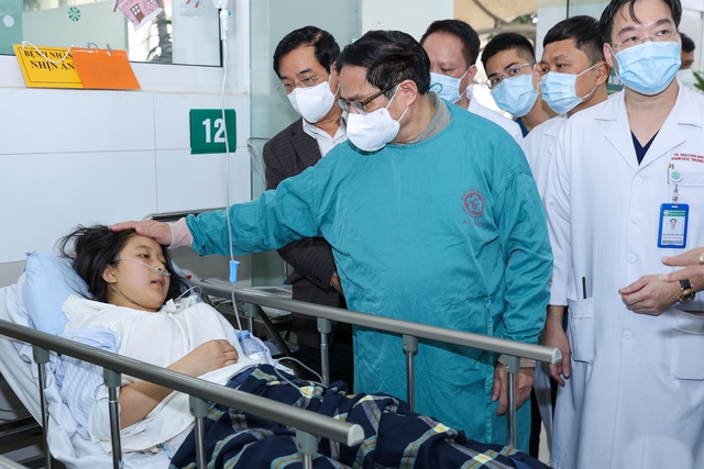Thủ tướng kiểm tra đột xuất nhiều bệnh viện tuyến cuối, chỉ đạo nhiều vấn đề cấp bách - Ảnh 5.