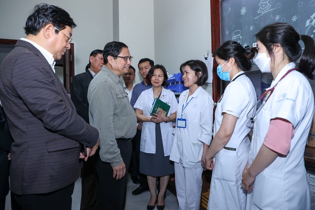 Thủ tướng kiểm tra đột xuất nhiều bệnh viện tuyến cuối, chỉ đạo nhiều vấn đề cấp bách - Ảnh 11.