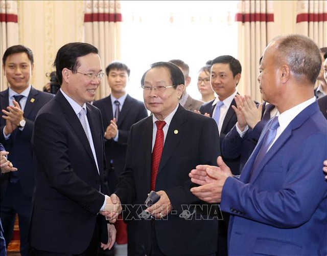 Chủ tịch nước Võ Văn Thưởng thăm Đại sứ quán và cộng đồng người Việt tại Lào - Ảnh 1.