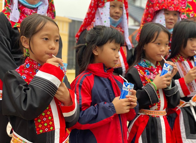 Hơn 17.000 trẻ em được uống sữa miễn phí từ Quỹ sữa Vươn cao Việt Nam 2023 - Ảnh 2.