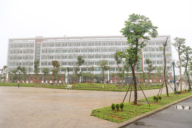 Thủ tướng gửi thông điệp quan trọng về đào tạo nhân lực khi tới thăm trụ sở mới của ĐHQG Hà Nội - Ảnh 2.